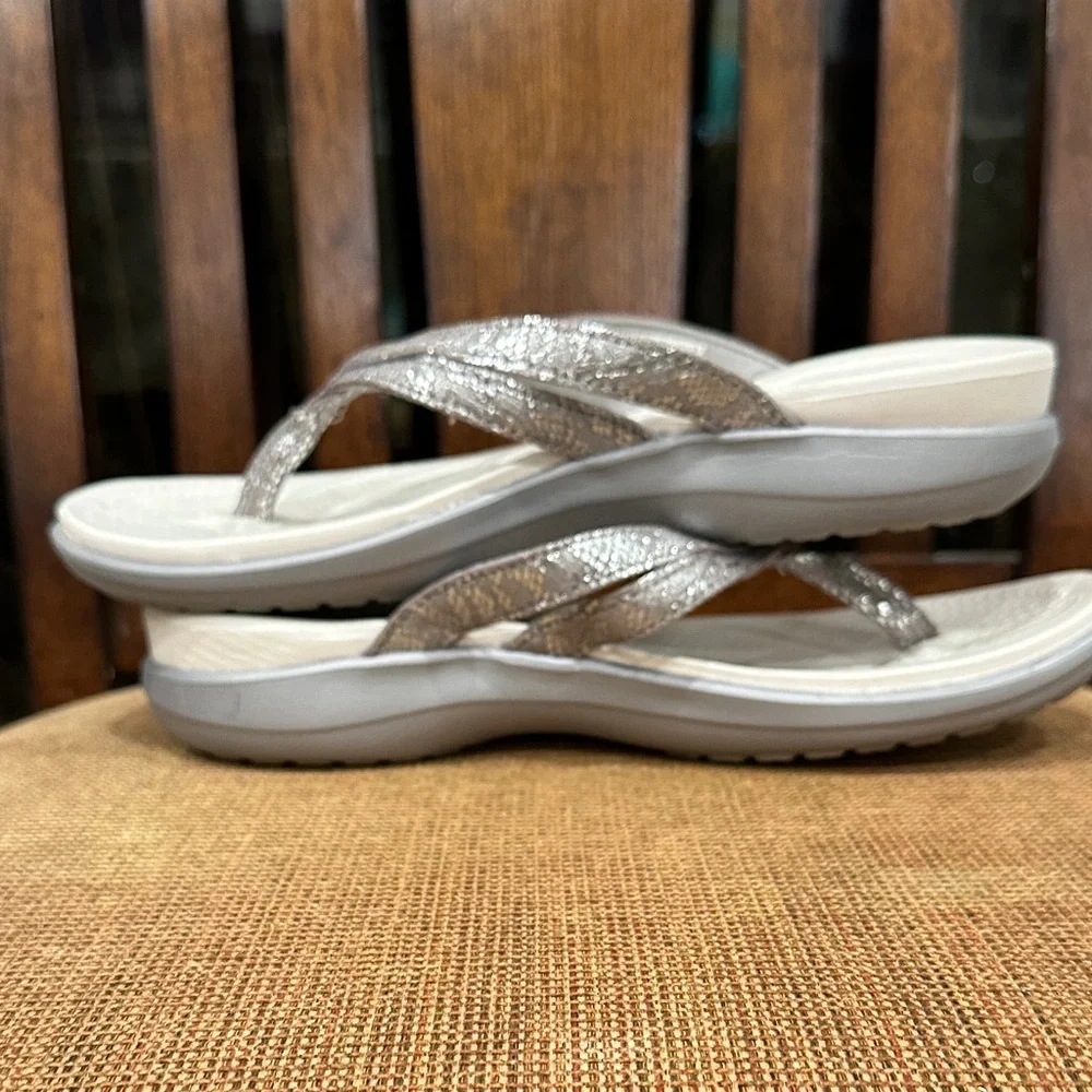CROCS Women’s Metallic Silver Thong Sandals with White Footbed - Picture 4 of 8